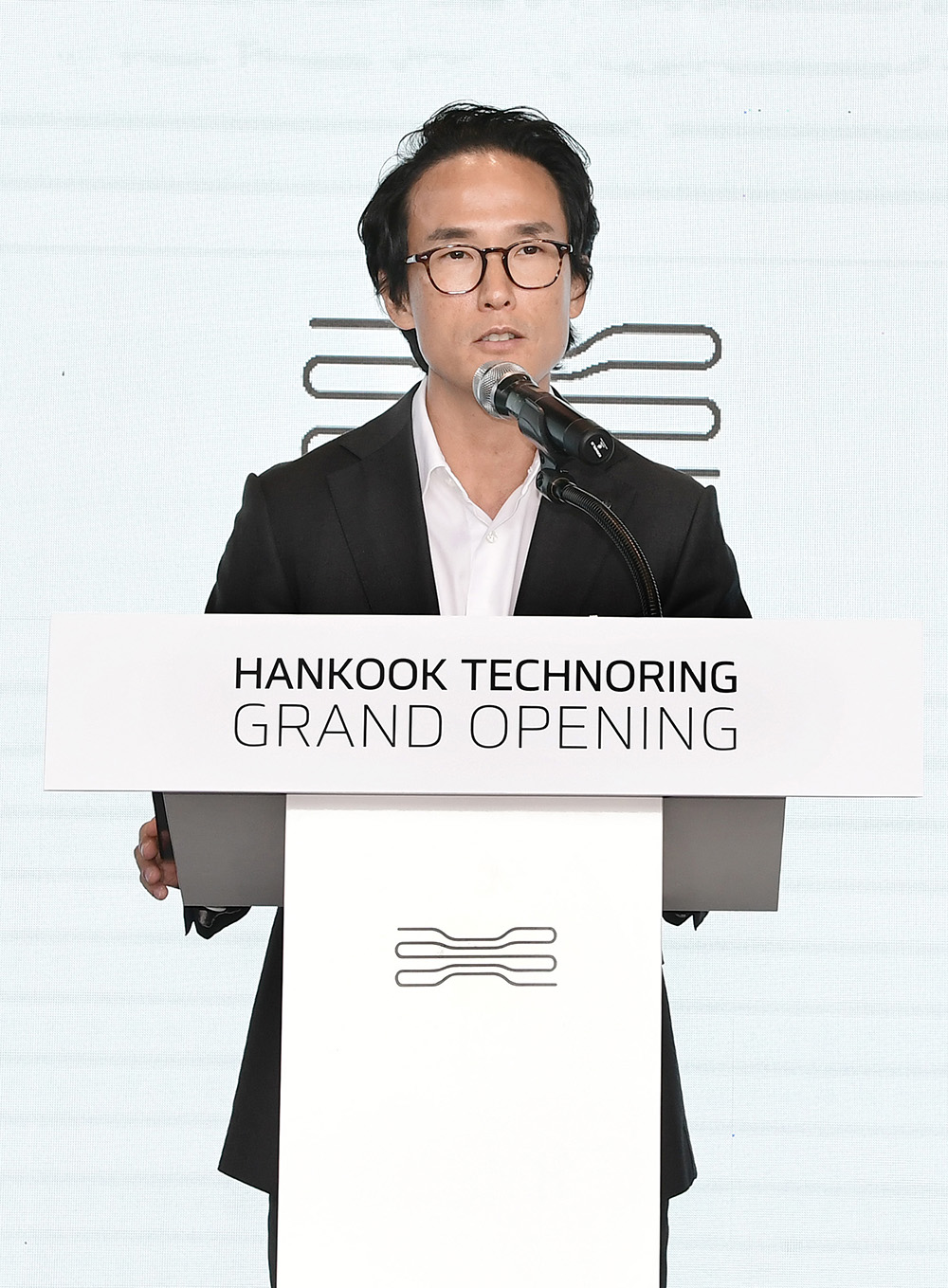 hyunbumchochairmanandceoofhankookcompanygivingwelcomespeechatinauguralceremonyofhankooktechnoringonmay252