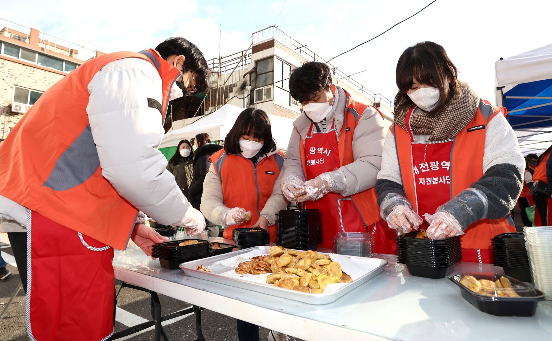 한국타이어신입사원100여명이밑반찬조리봉사활동에나선모습2