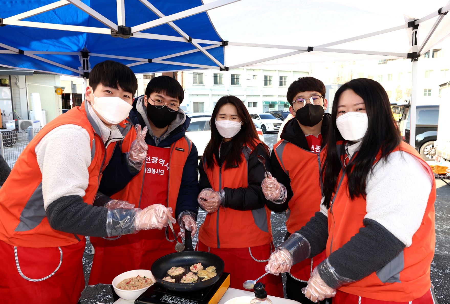 한국타이어신입사원100여명이밑반찬조리봉사활동에나선모습3